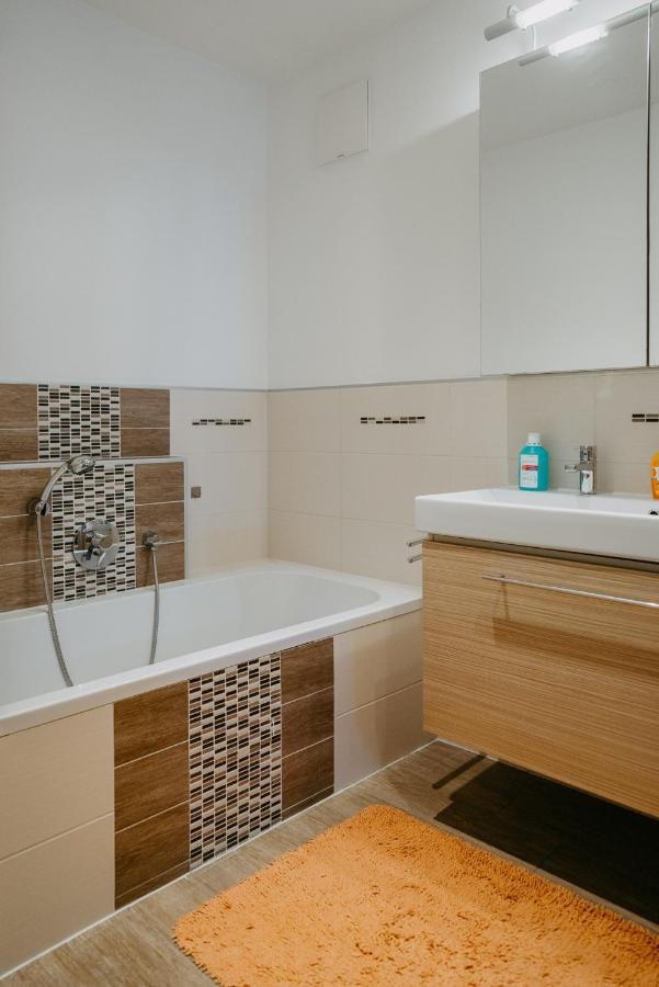 Privatunterkunft Rado 75m2 Mit Garten Und Terasse *
